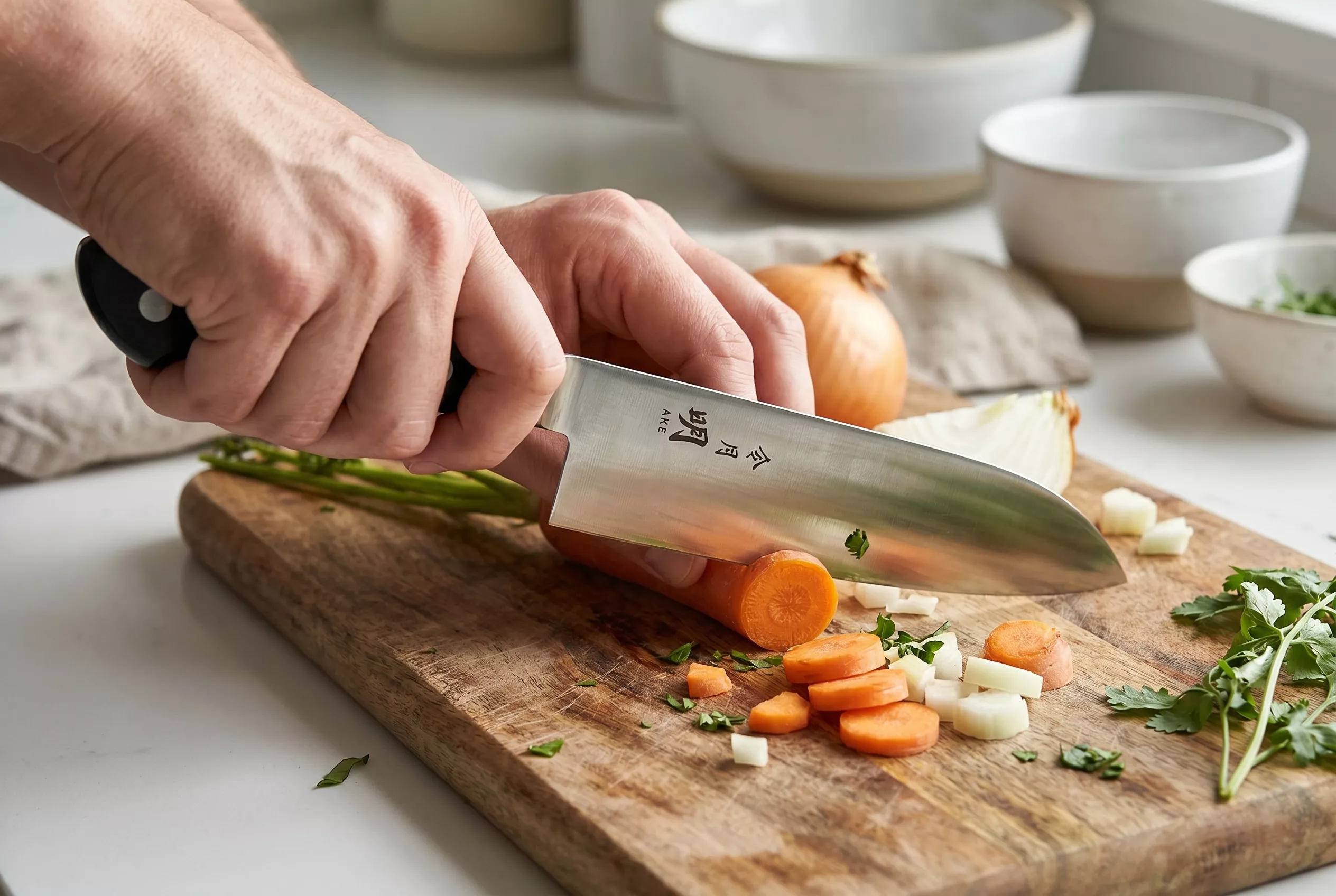 Fuji Cutlery Akira Reigetsu Nóż Santoku 16,5 cm