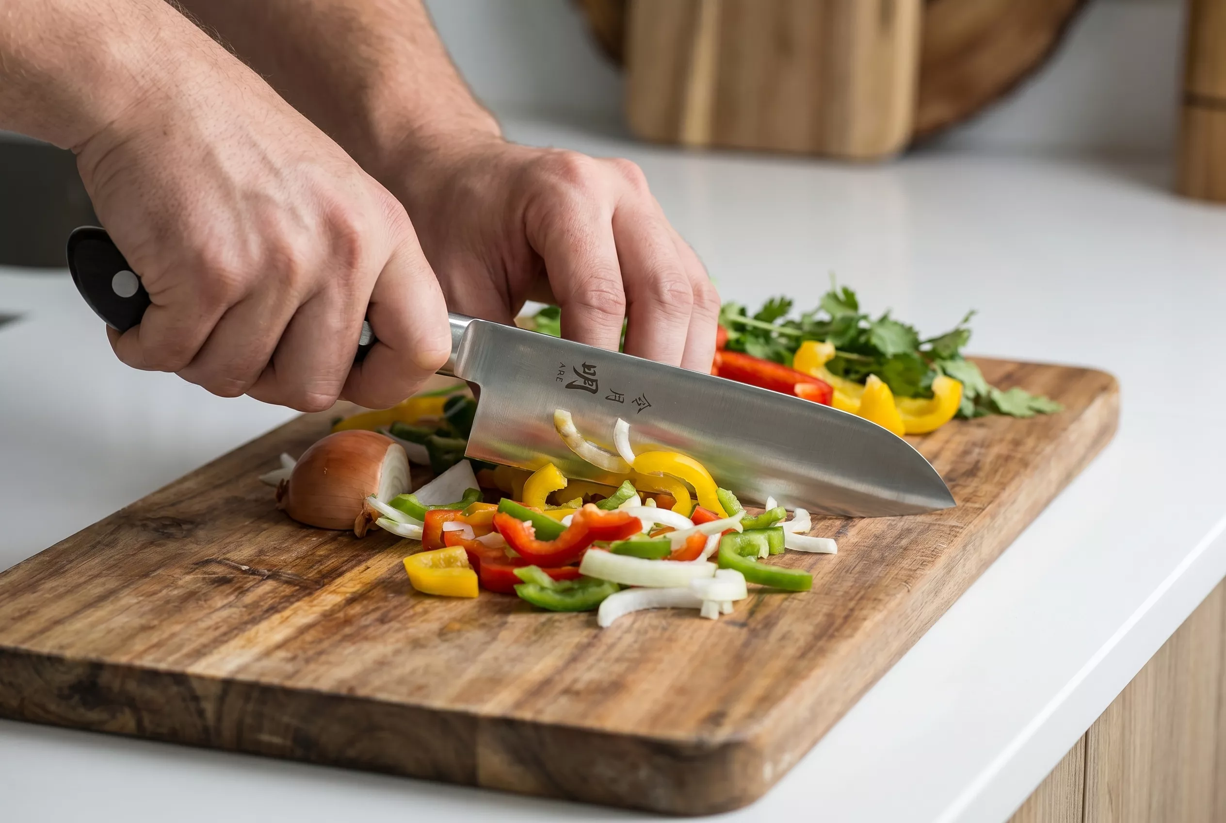 Fuji Cutlery Akira Reigetsu Nóż Santoku 16,5 cm