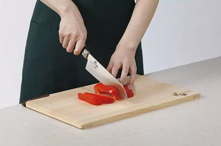 KAI Seki Magoroku Akane Japoński Nóż Santoku, Ostrze 16.5 cm